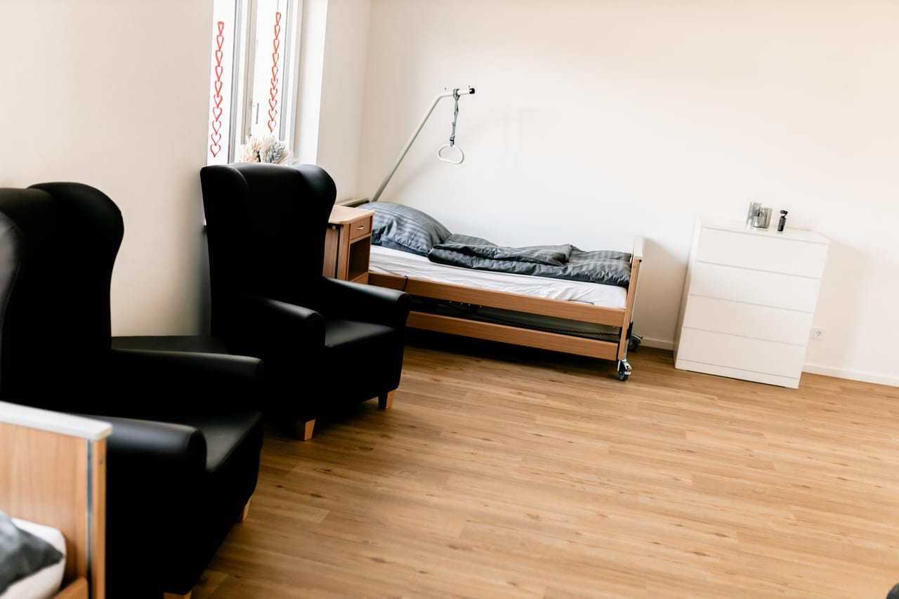 Ruheraum mit bequemen Ruhesesseln und Pflegebett